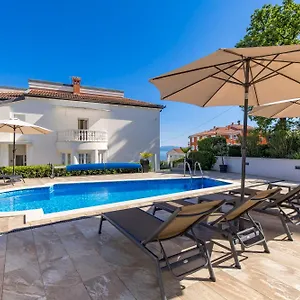 Garden With Pool Apartment